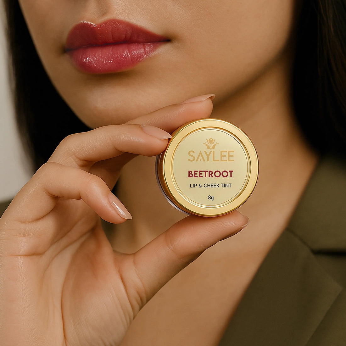 A women holding the beetroot tint